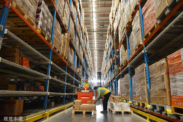 "双十一"临近 苏宁物流基地工作人员备货忙