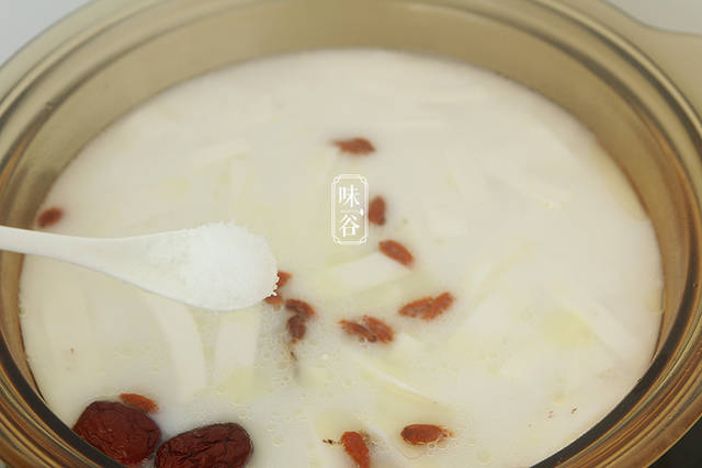 汤色奶白,香浓,营养丰富,鸡汤喝完之后,可以尝尝里面的椰子肉,椰肉色