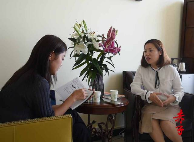 (记者采访芳安星职业技能培训中心的谢院长 右一)