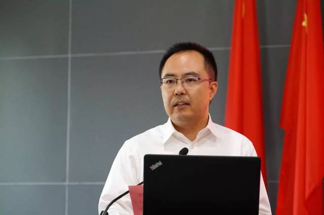 广东宝联迪董事长李怀东,古龙钢铁ceo路易斯分别代表双方签订运营管