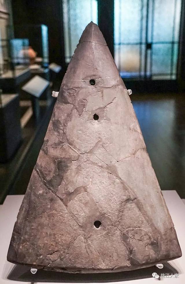 石犁是崧泽文化晚期出现的新型生产工具,它的发明改变了耜耕的生产