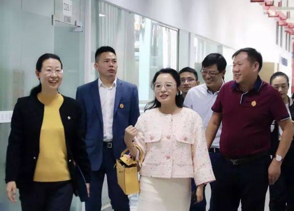 黄冈邱丽新市长一行在康亦健王莉总裁陪同下走访广东省湖北黄冈商会