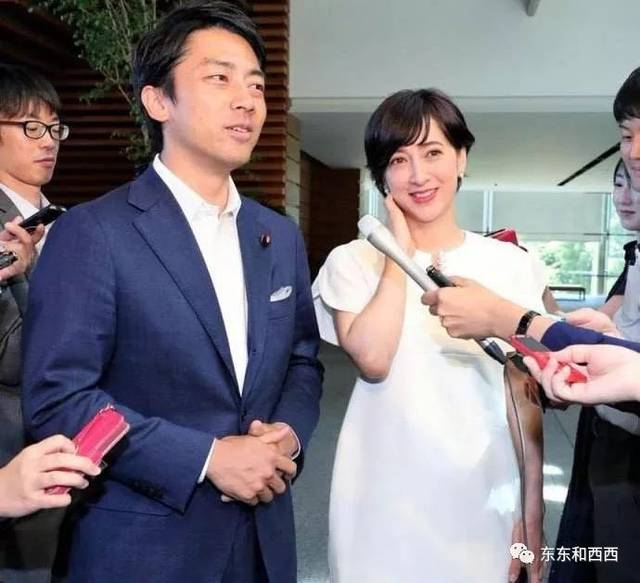 他是日本前首相小泉纯一郎的次子,叫小泉进次郎,现在是内阁里最有钱的