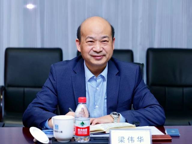 签约仪式上,江建端对梁伟华一行的到访表示欢迎,介绍了中建七局的历史