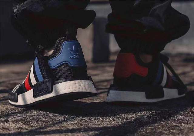 高高兴兴，穿着上街！atmos x adidas NMD R1 即将亮相！_手机搜狐网