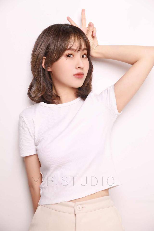 可爱的半身照有很多,双手在脸颊比ok的姿势就很不错,简单的把手举起来