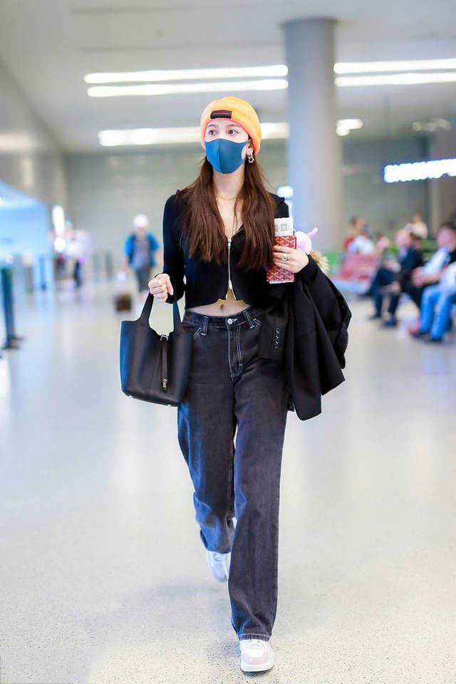 不愧是带货女王!宋妍霏穿风衣配马丁靴又飒又美,秋冬时髦穿搭