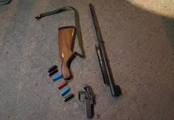 一举抓获广东省大埔县的两名持枪犯罪嫌疑人,当场缴获可拆解猎枪2支