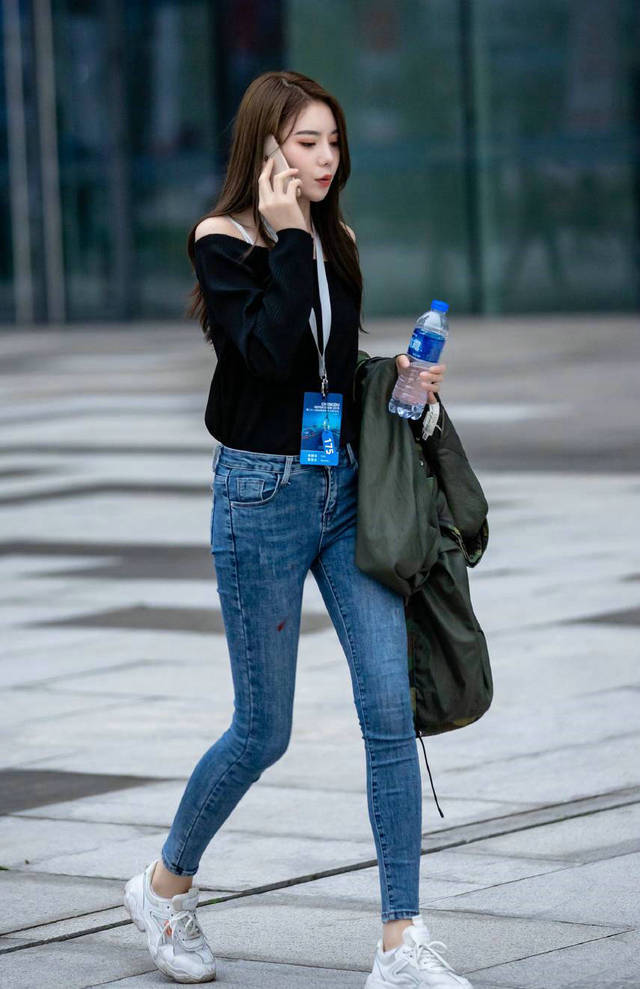 蓝色牛仔裤搭配白色老爹鞋展现出清爽大方的气质很有活力感