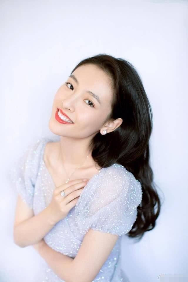 小玲,富婆的室友在《一个小小的微笑让一座城市沦陷》中,依然显得很