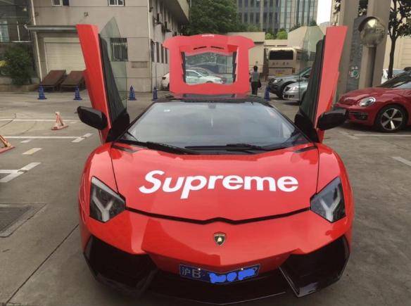 小哥花300万买二手兰博基尼大牛,车牌要弯