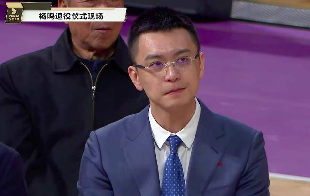 杨鸣正式退役!15年诠释一人一城经典,12号球衣高挂,感动落泪