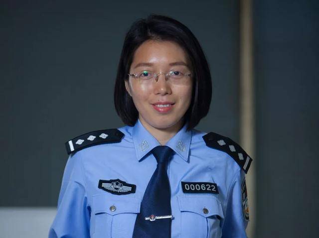 穿白警服的女警官图片