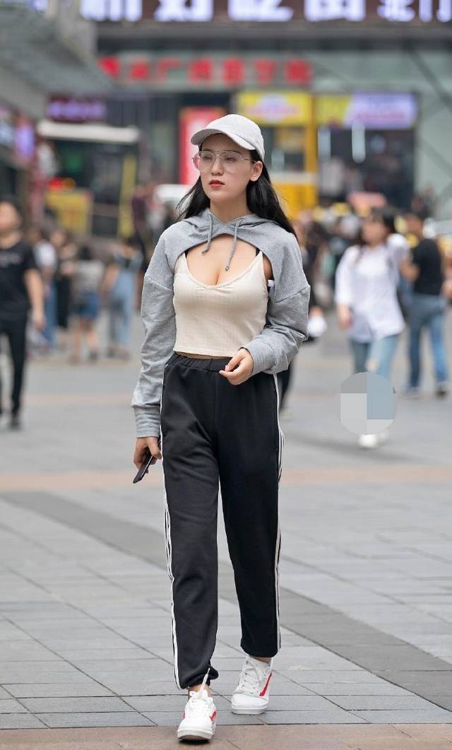 良家少妇,一个人在外不容易啊,一脸无辜_手机搜狐网