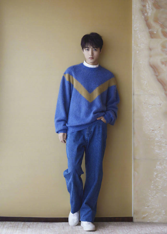王俊凯蓝色毛衣装,给人一种温柔沉静的感觉,不过更多的还是帅了_手机