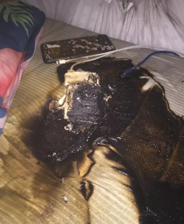 充电宝半夜在宿舍无故自燃,被子床垫均被烧焦.