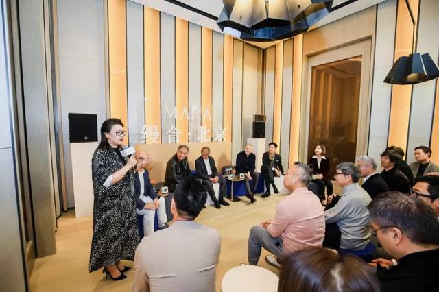 活动现场众多国内外顶尖设计师,与安缦之父围坐一起,或静静聆听他的