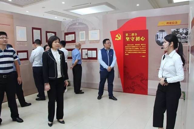 党组书记,局长梁卫华带领机关全体党员参观"不忘初心,牢记使命"主题