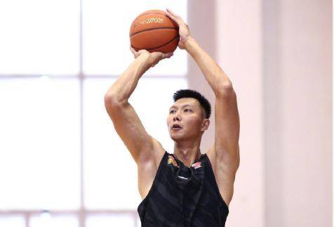 男篮一哥易建联,象往常一样提前来到赛场训练,一身短打的阿联,身材