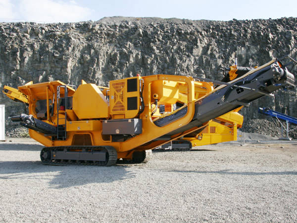 一改传统,履带式流动碎石机开辟破碎新疆土_手机搜狐网