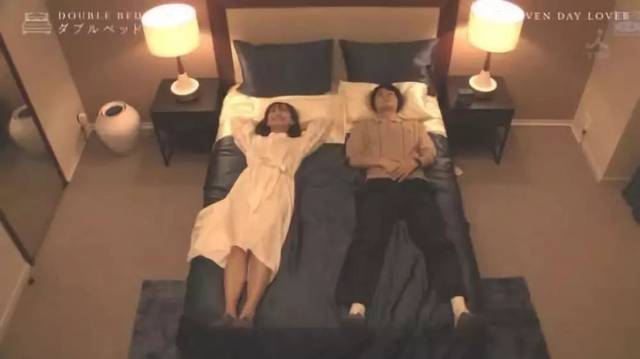 日本大尺度综艺双人床惊呆观众见到女子素颜的男明星却这样说这该死的