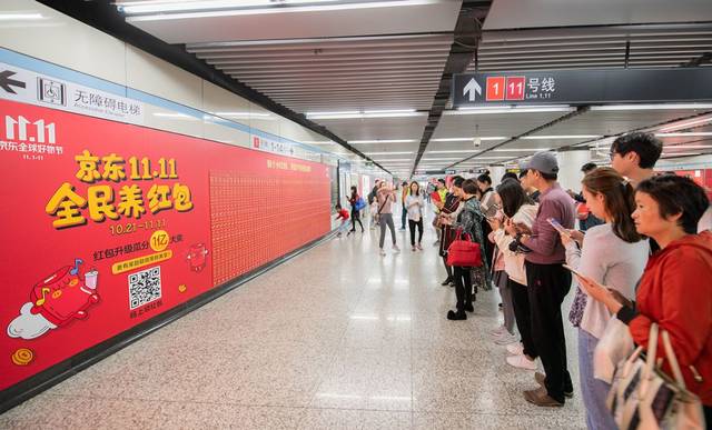 同样的景象也出现在上海,杭州的地铁里,原来普通的扶手突然变了模样