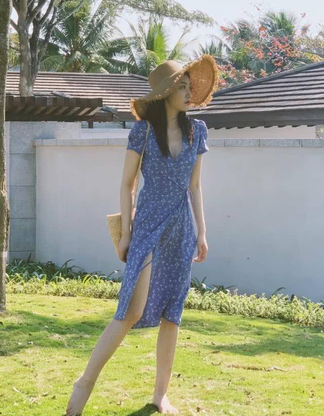 她因为参加《主持人大赛》而惊艳全场,口齿伶俐,高学历高颜值