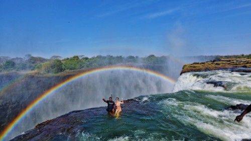原创世界上"最刺激"泳池,一边是天堂一边是地狱,你敢体验吗?