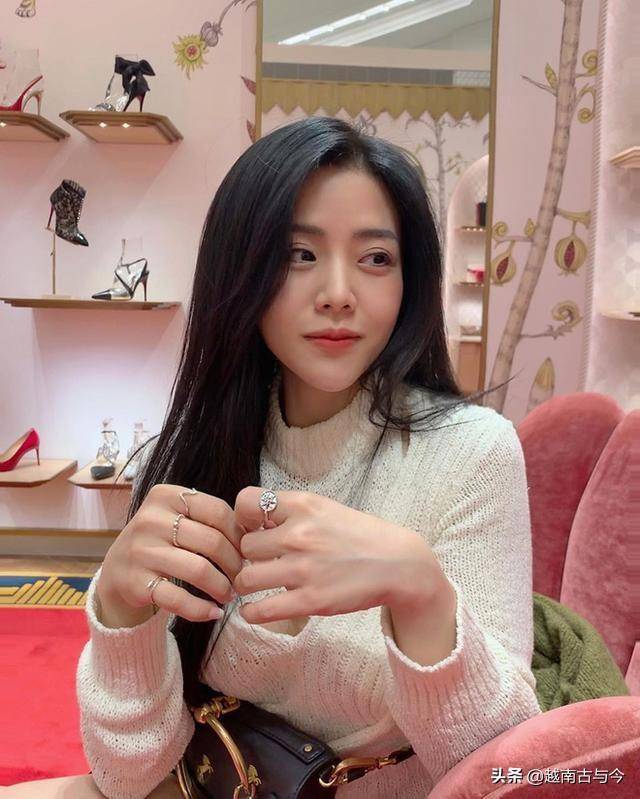 越南白富美因弟弟娶歌手爆红,高颜值包养的很好,31岁犹如18岁