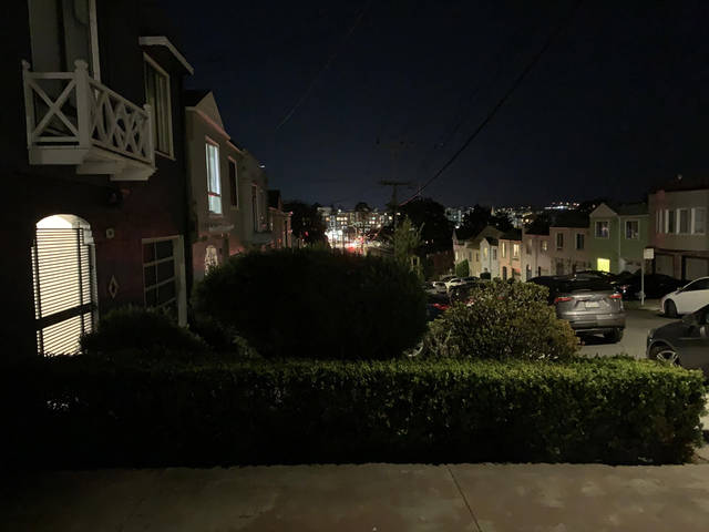 以下是晚上10点左右在我的车道上拍摄的两张照片.