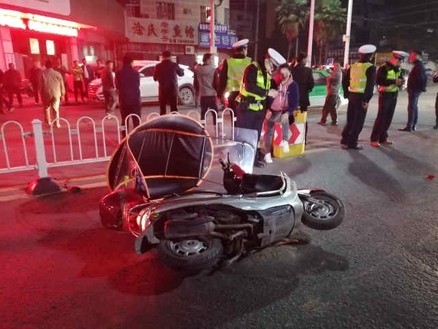 拒不接受检查强行冲卡引发多起交通事故麻城交警全城查缉将醉驾司机