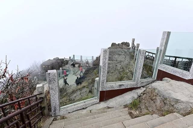 峨眉山舍身崖建玻璃墙,这些危险动作千万不要做!