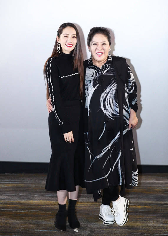 向佐,郭碧婷与向太在舞台上,专心听圈内好友及影评人对新片的点评.