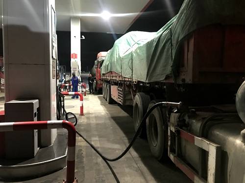 20岁姑娘的跟车日记:外行人永远不会知道,货车司机的生活内幕!