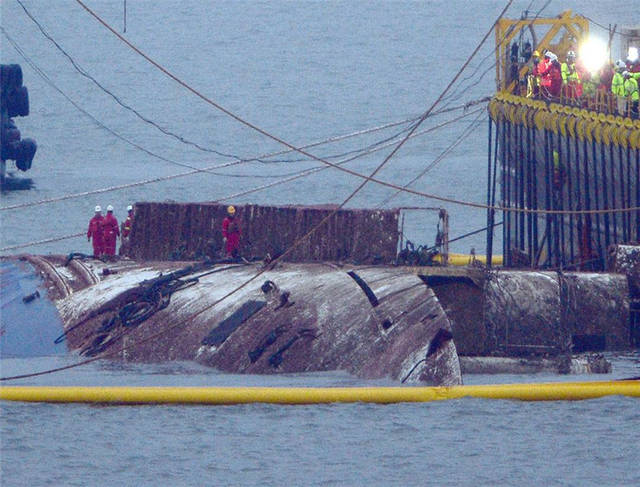 世越号沉船真相曝光,28架飞机面对受伤学生无