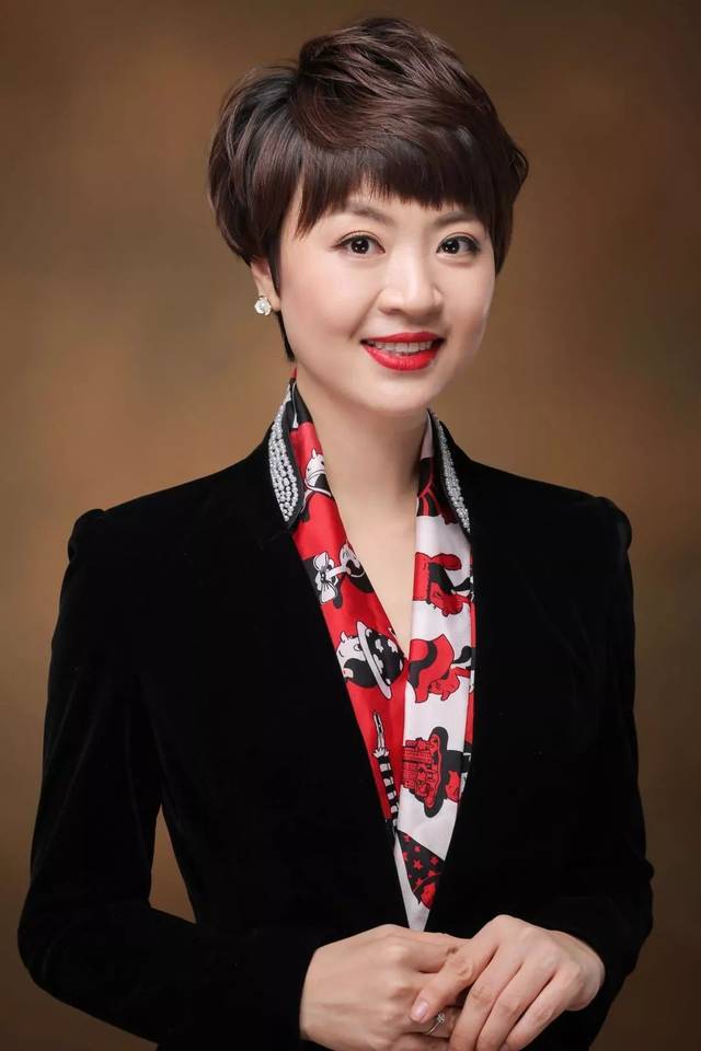 郭佳就是吉林广播电视台著名主持人她又怀揣着对广播电视行业的敬畏有