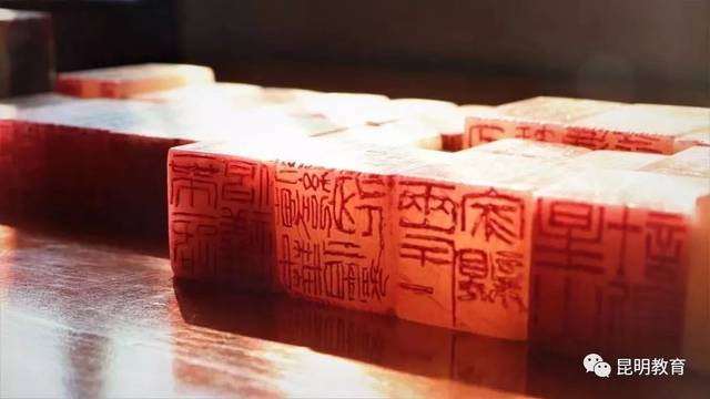 篆刻艺术,是书法(主要是篆书)和镌刻(包括凿,铸)结合,来制作印章的