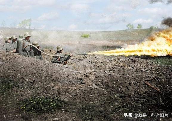 一战期间德军第五突击营的士兵在使用火焰喷射器.