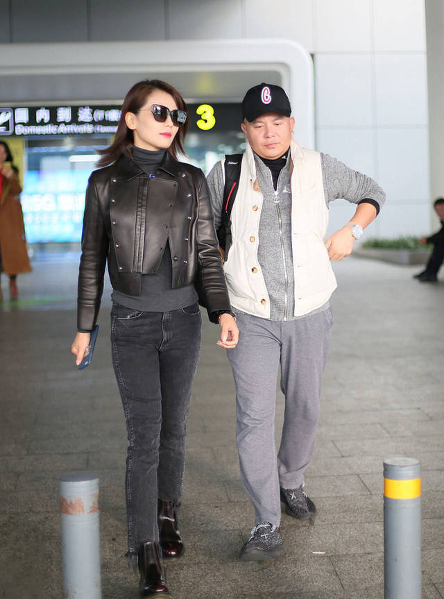 刘涛夫妇亮相机场,涛姐全黑穿搭气场强大,老公王珂都不敢靠近?
