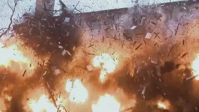 第一次爆炸气浪把沉积在设备或地面上的粉尘吹扬起来,在爆炸后的短