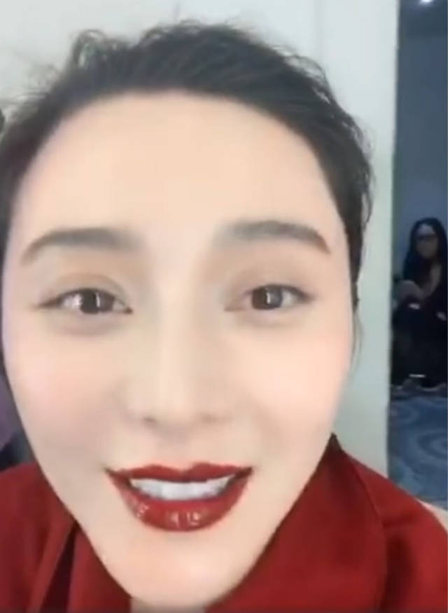 范冰冰工作照曝光下巴尖如锥太吓人网友不好看