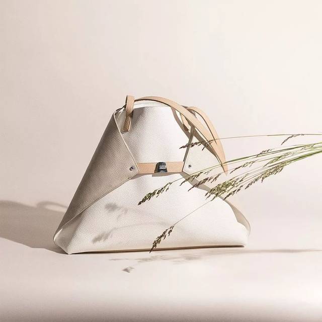 这只包包太神奇!既适合高级霸气姐姐风,又可搭配出随性范儿!