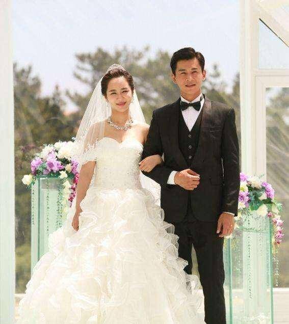 李易峰的老婆结婚照图片