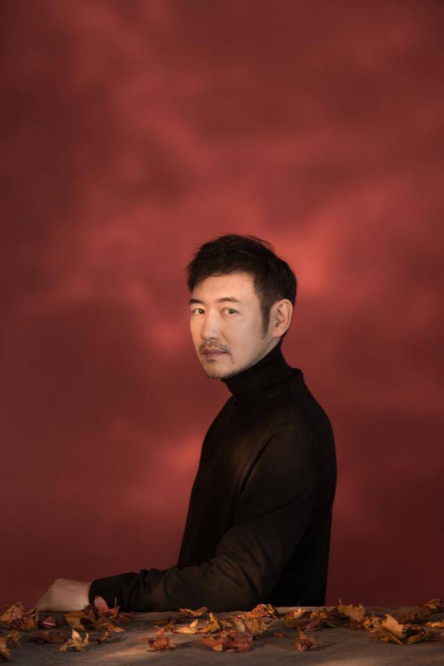 张垒秋季写真曝光 眼神深邃惹人注目_手机搜狐网