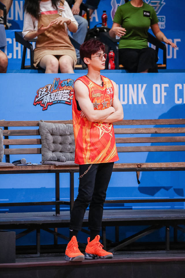 《这就是灌篮》第二季的总决赛即将到来,经理人白敬亭身着追梦队球服