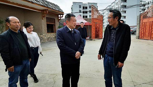 图为:绵阳中学党委书记,校长魏东(右二)与凉山州昭觉中学教师亲切交谈