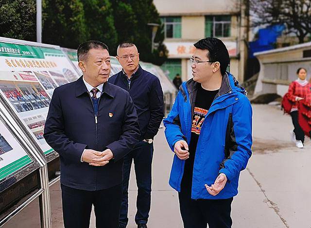 图为:绵阳中学党委书记,校长魏东(左一)亲切看望慰问凉山州昭觉中学