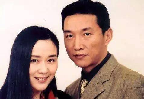 张子强枪毙后, 34岁老婆少女打扮, 被4名