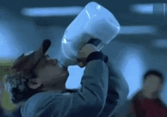 惊呆了!女子携带一斤散装白酒乘车过安检被拒后,直接开始"吹瓶"