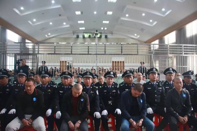 陈少峰等20人涉黑案一审宣判 11月8日上午,公安部督办谷城县陈少峰黑